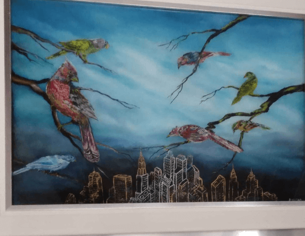 pittura su vetro, la natura personificata negli uccelli osserva la città che scompare